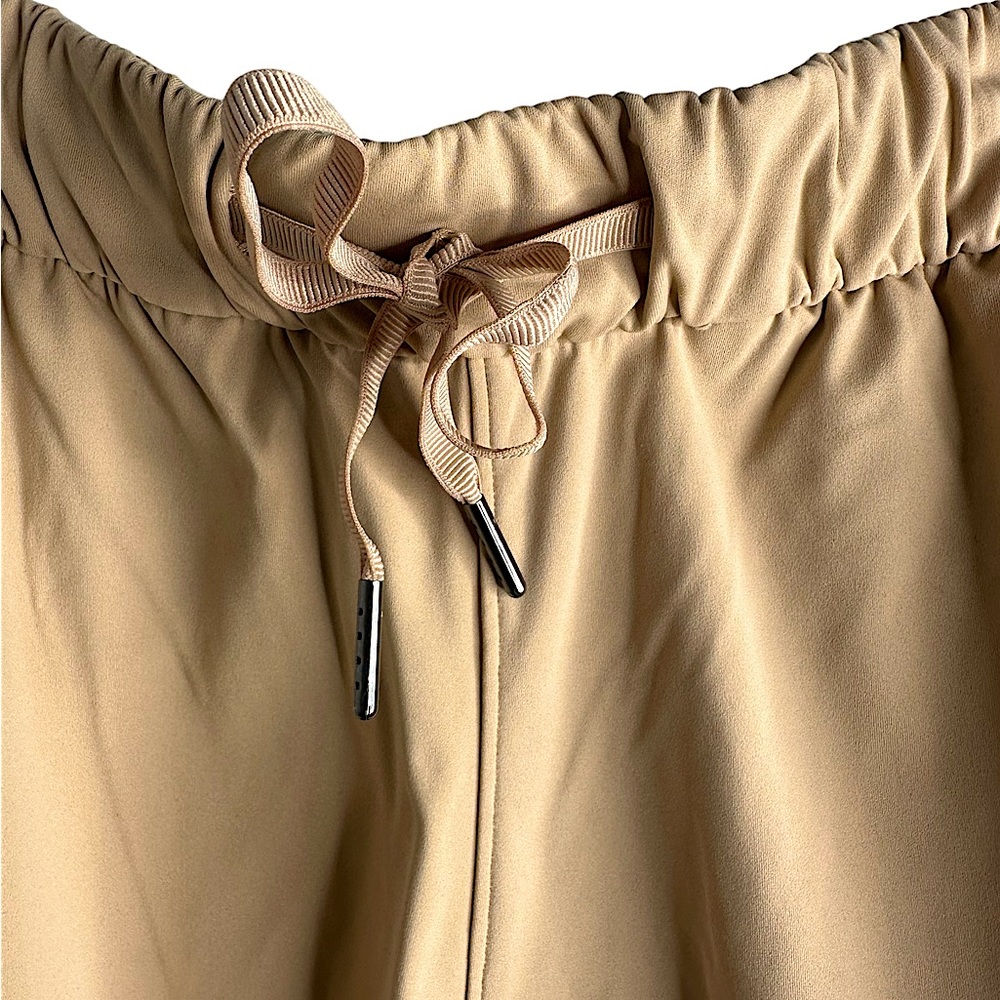 Yoga cargo shorts, size small, gorgeous and worn once! 🧘🏻‍♀️